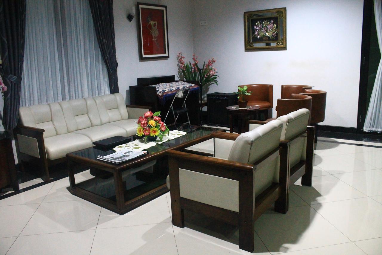 Carica Homestay Surabaya Exterior foto