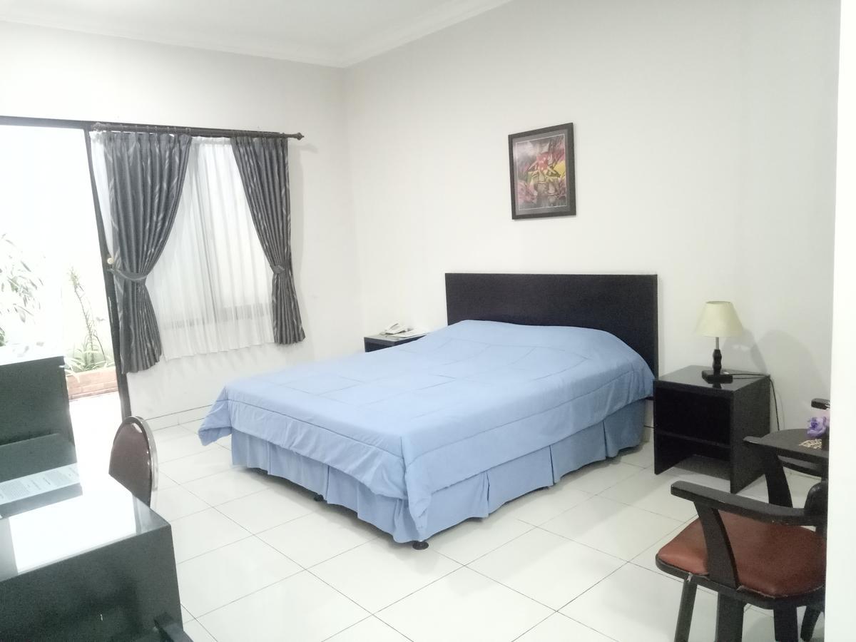 Carica Homestay Surabaya Exterior foto